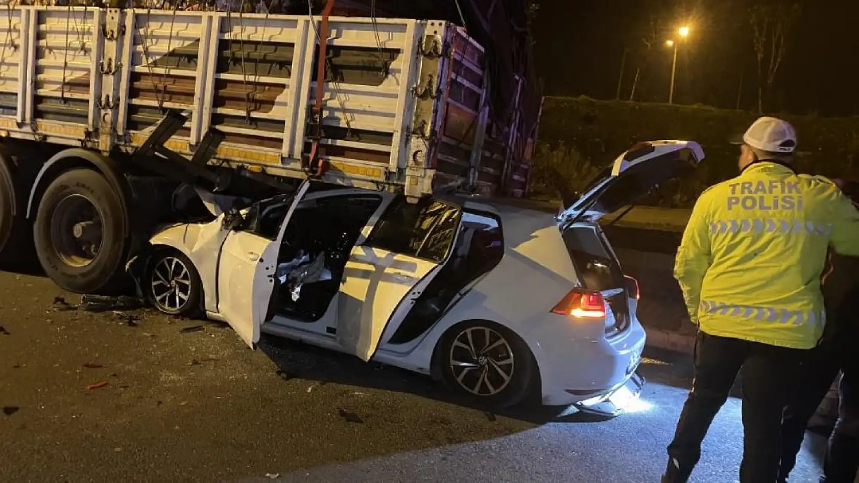 Feci kazada otomobil park halindeki tırın altına girdi, 2 yaralı