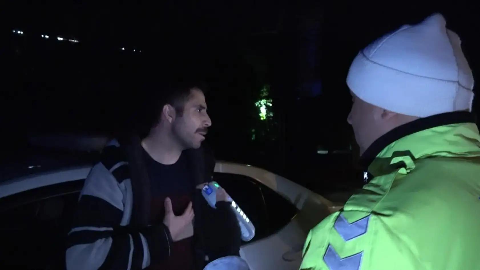 Elinde alkol kutusuyla polisleri ikna etmeye çalıştı