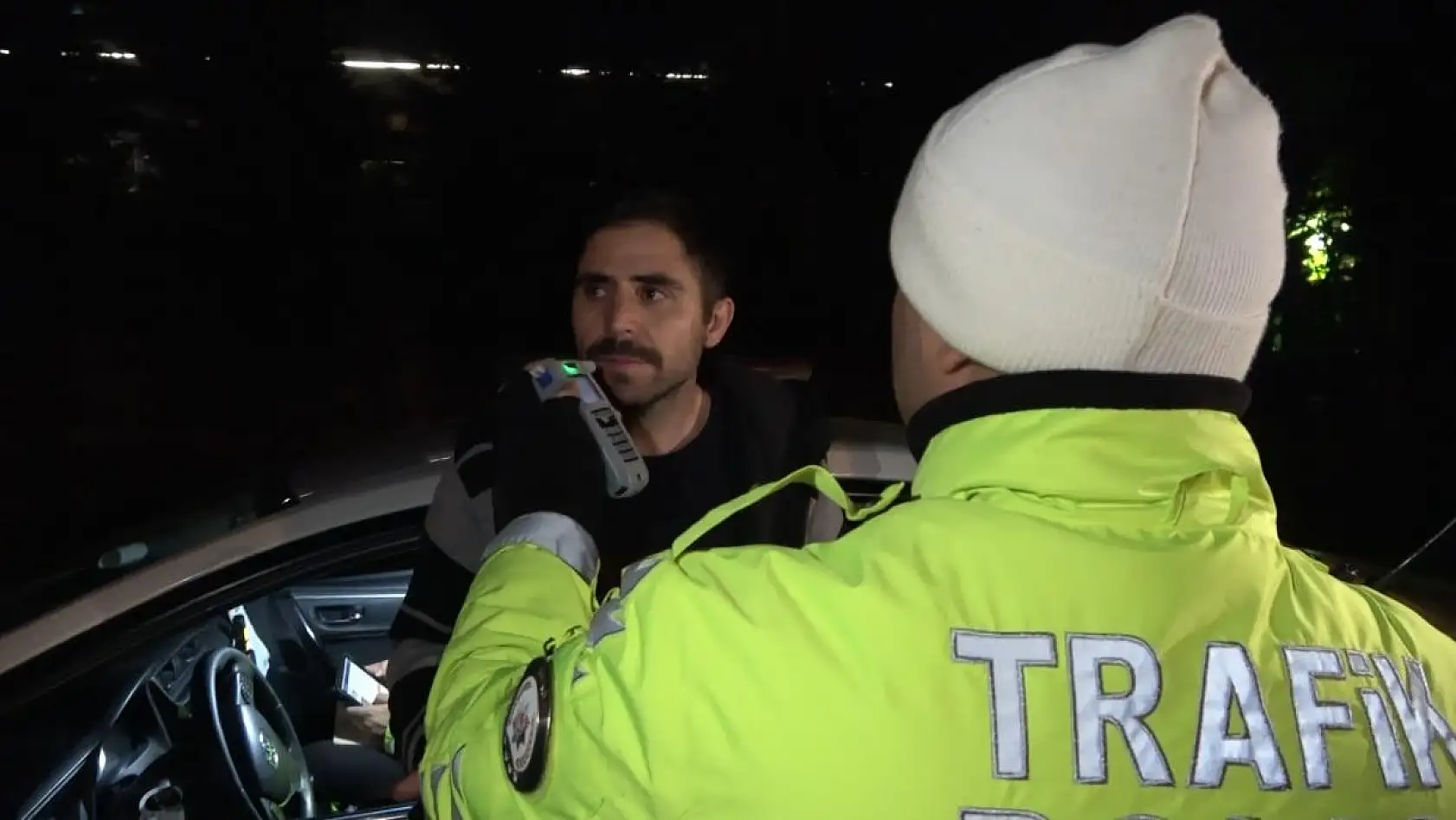 Elinde alkol kutusuyla polisleri ikna etmeye çalıştı