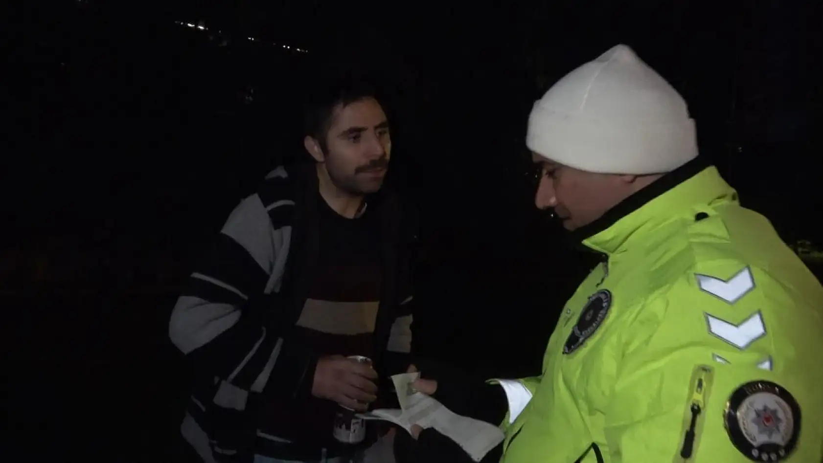 Elinde alkol kutusuyla polisleri ikna etmeye çalıştı