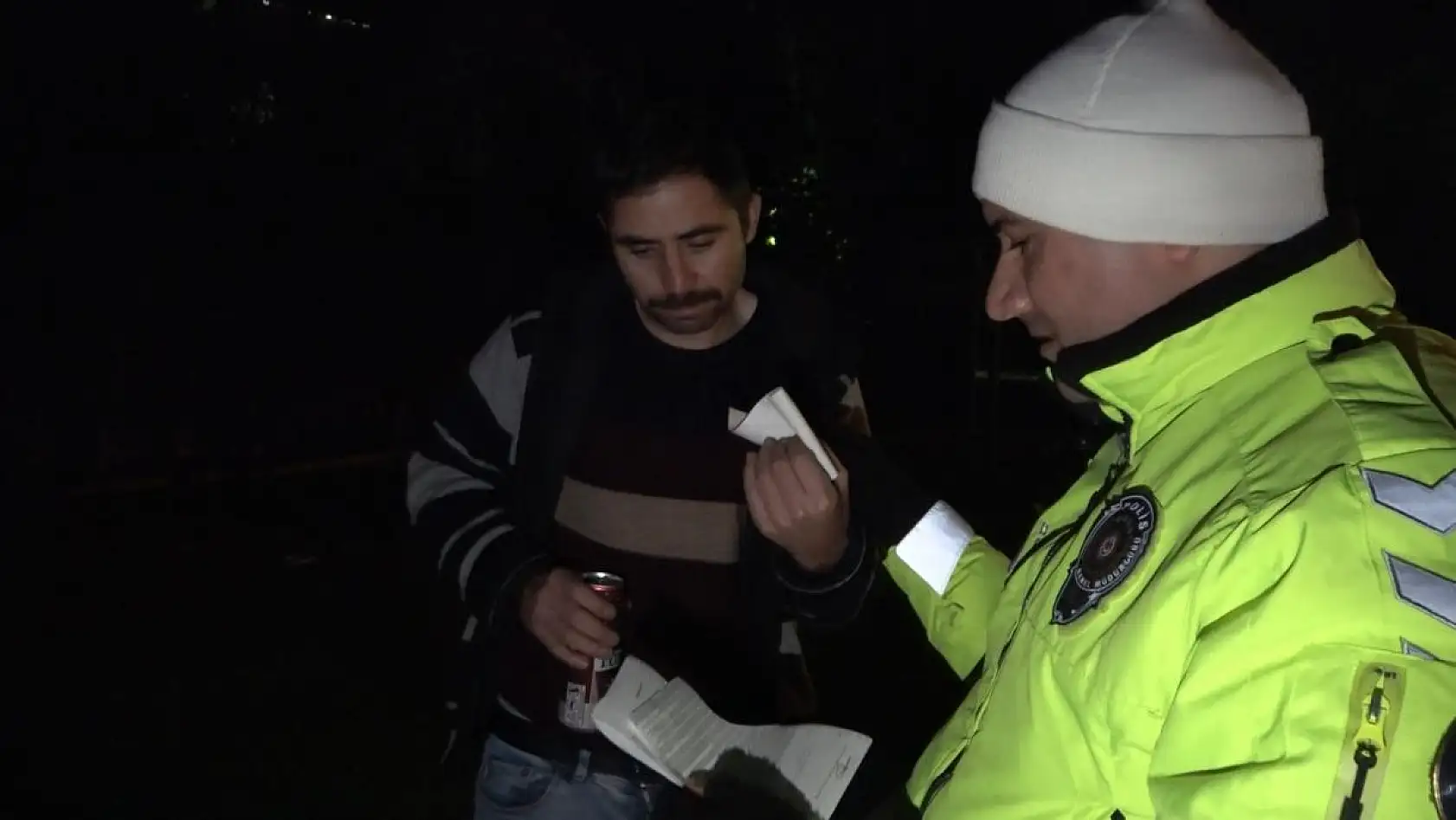 Elinde alkol kutusuyla polisleri ikna etmeye çalıştı