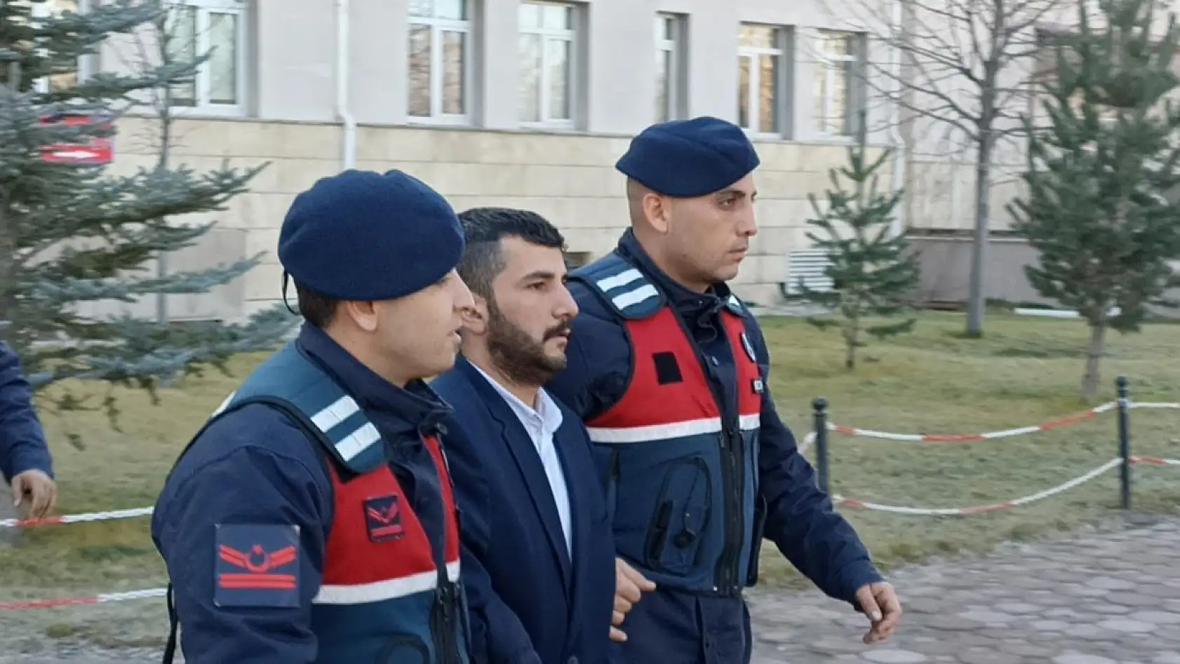 Çocuğa istismar dahil 12 suçtan aranan firari hükümlü, annesinin evindeki tünelde yakalandı