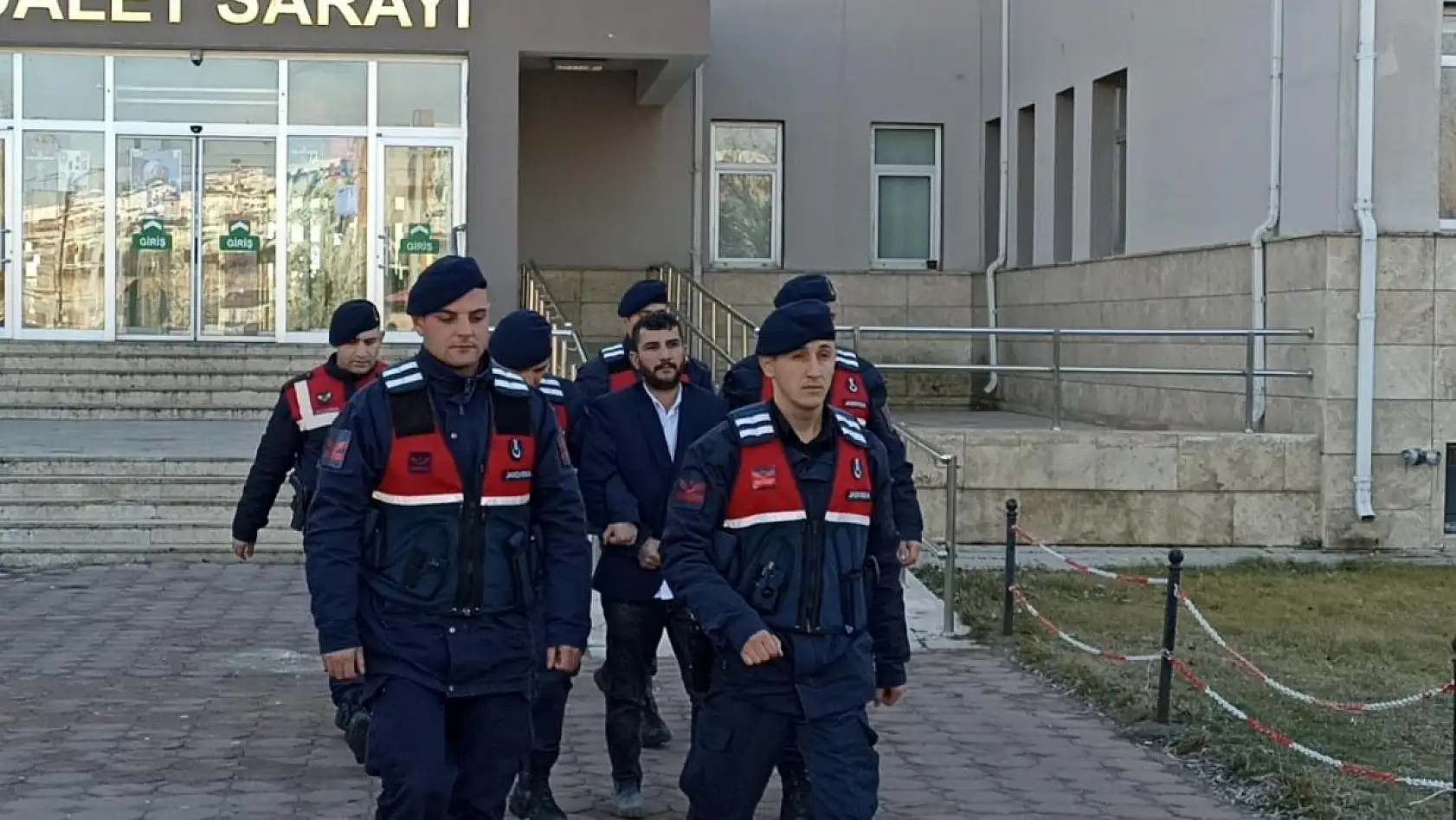 Çocuğa istismar dahil 12 suçtan aranan firari hükümlü, annesinin evindeki tünelde yakalandı