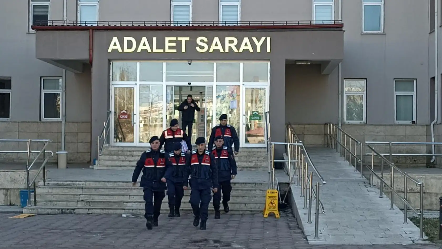 Çocuğa istismar dahil 12 suçtan aranan firari hükümlü, annesinin evindeki tünelde yakalandı