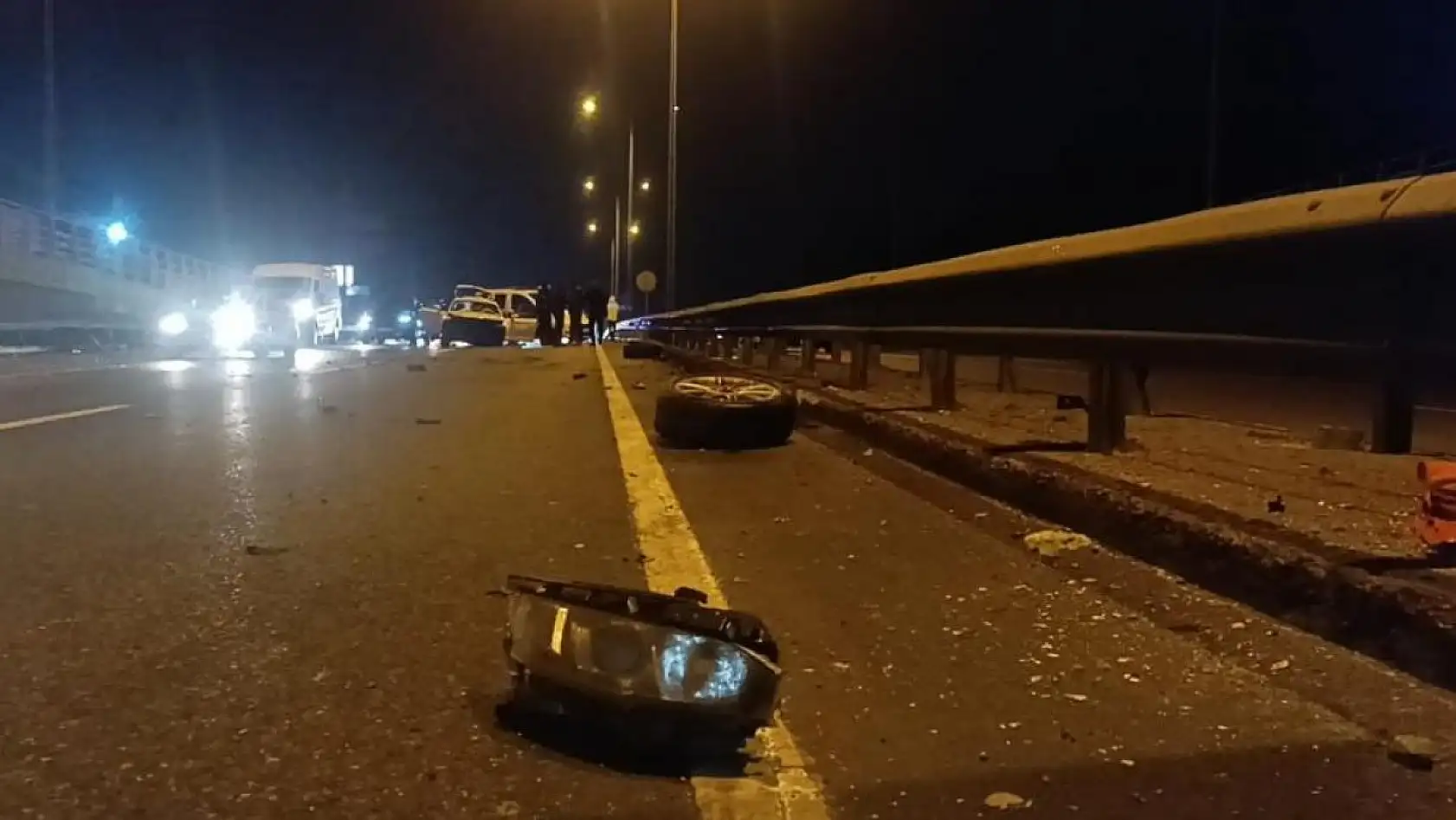 Çarpışan iki otomobilin tekerleri yola savruldu, 1 yaralı