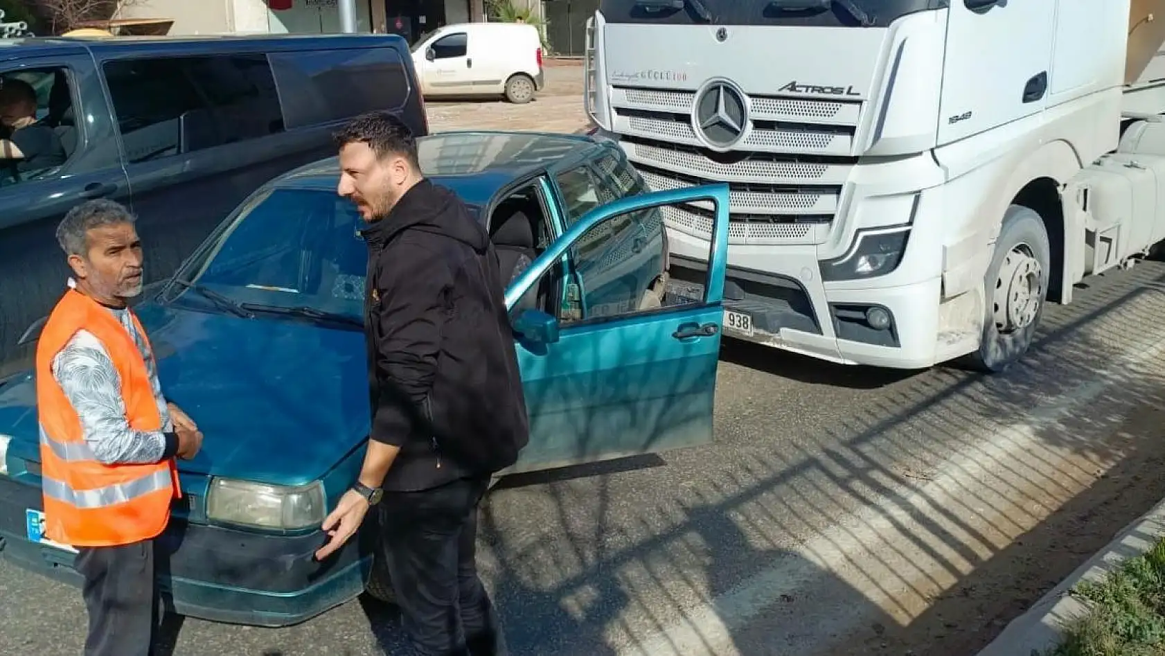 Çevreyolunda trafik kazası! Tır ile otomobil çarpıştı..