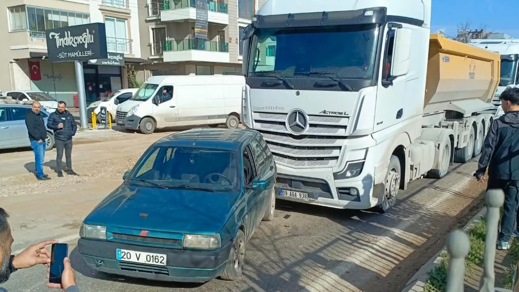 Çevreyolunda trafik kazası! Tır ile otomobil çarpıştı..