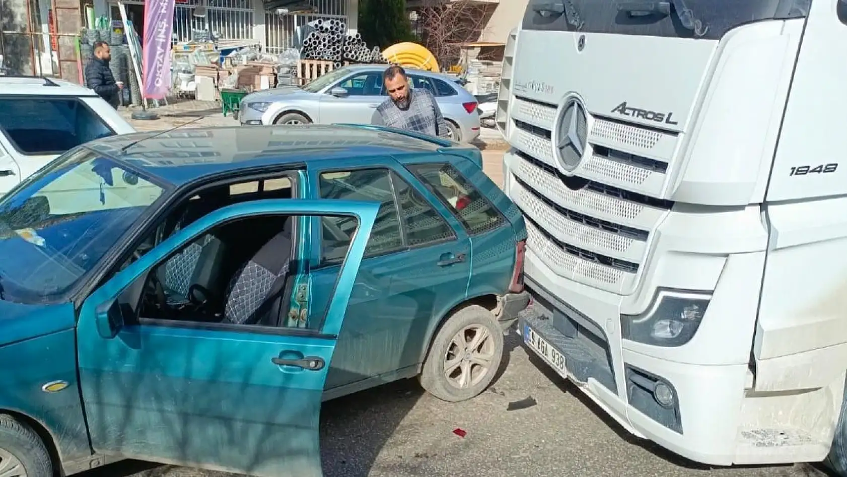 Çevreyolunda trafik kazası! Tır ile otomobil çarpıştı..