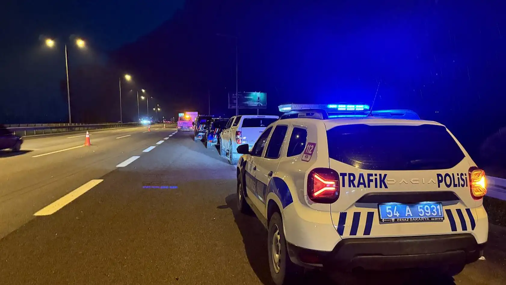 Polislerin olduğu otomobil, tıra çarptı: 1 ölü,  2 yaralı