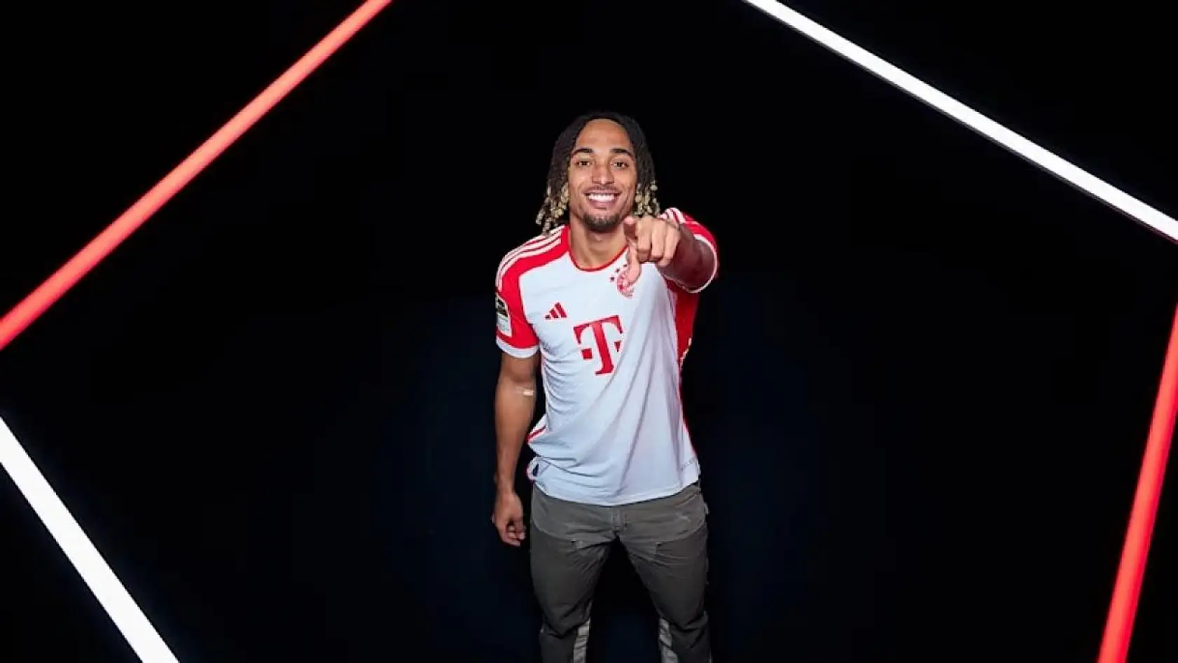 Galatasaray'ın yıldızı Sacha Boey, Bayern Münih'te! Bayern'in ödeyeceği bonservis bedeli dudak uçuklattı!