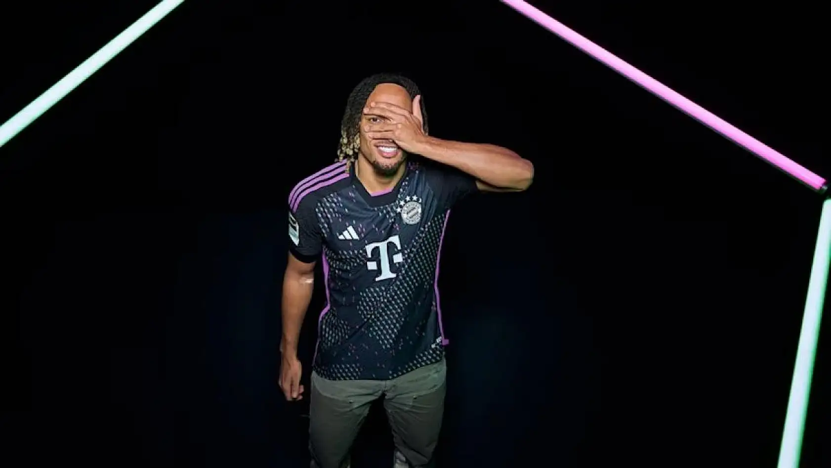 Galatasaray'ın yıldızı Sacha Boey, Bayern Münih'te! Bayern'in ödeyeceği bonservis bedeli dudak uçuklattı!