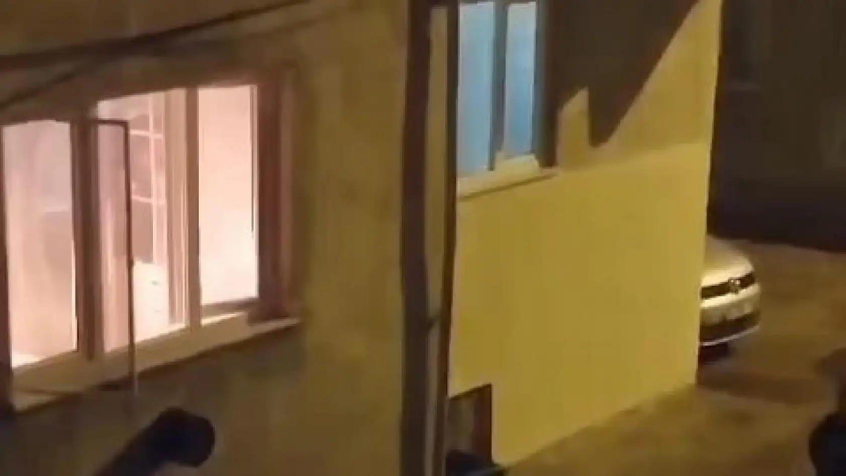 Eşiyle tartıştı, evi ateşe verdi!