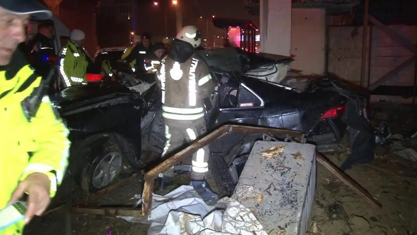 Yağış nedeniyle kontrolden çıkan otomobil üst geçide çarptı! 1 kişi öldü, 1 kişi ağır yaralandı