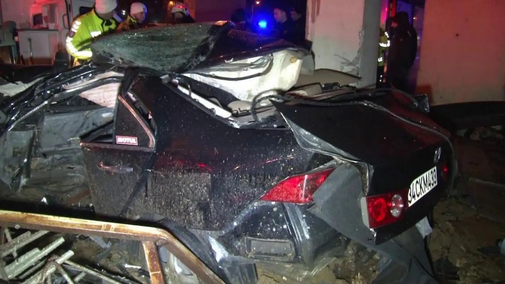 Yağış nedeniyle kontrolden çıkan otomobil üst geçide çarptı! 1 kişi öldü, 1 kişi ağır yaralandı