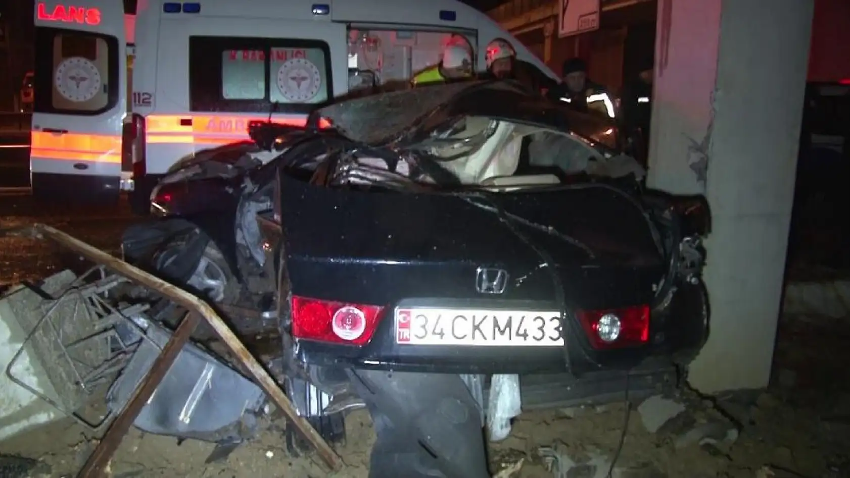 Yağış nedeniyle kontrolden çıkan otomobil üst geçide çarptı! 1 kişi öldü, 1 kişi ağır yaralandı