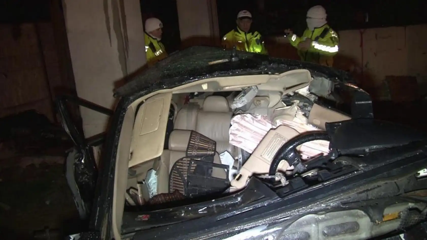 Yağış nedeniyle kontrolden çıkan otomobil üst geçide çarptı! 1 kişi öldü, 1 kişi ağır yaralandı