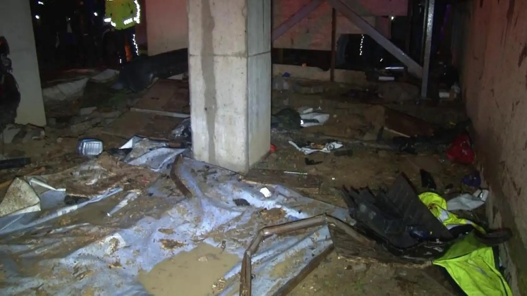 Yağış nedeniyle kontrolden çıkan otomobil üst geçide çarptı! 1 kişi öldü, 1 kişi ağır yaralandı