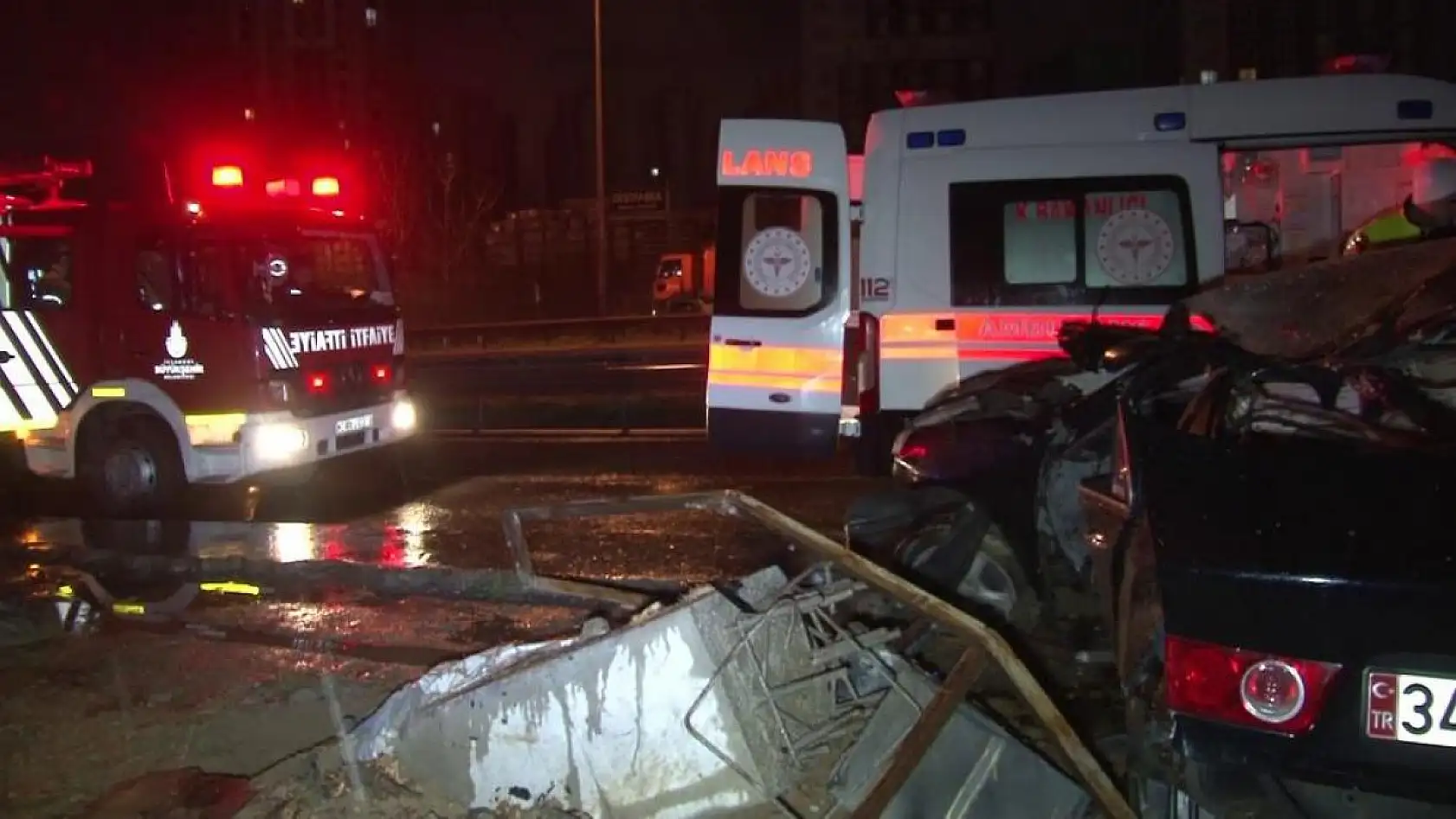 Yağış nedeniyle kontrolden çıkan otomobil üst geçide çarptı! 1 kişi öldü, 1 kişi ağır yaralandı