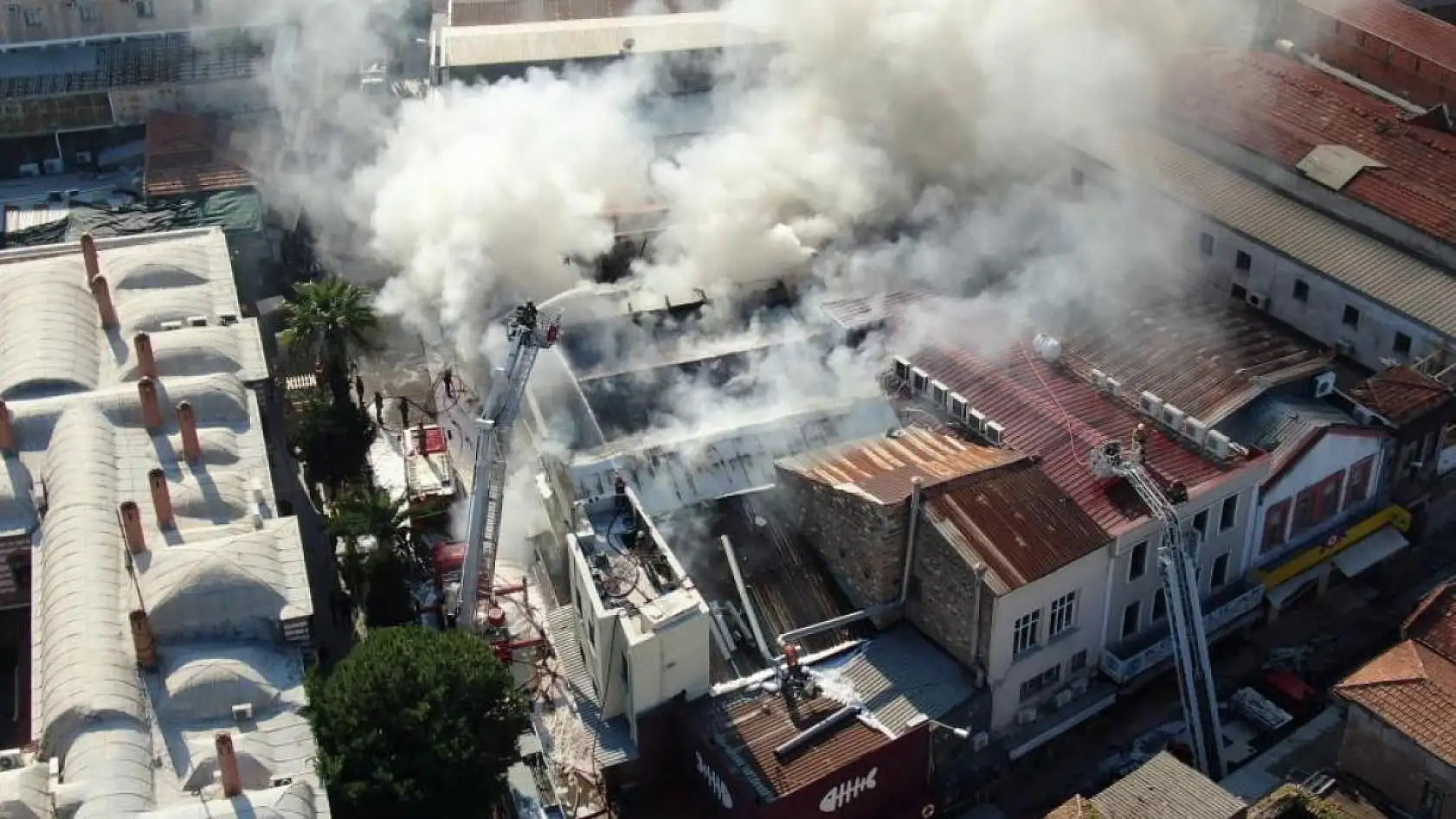 Tarihi Kemeraltı Çarşısı'nda yangın