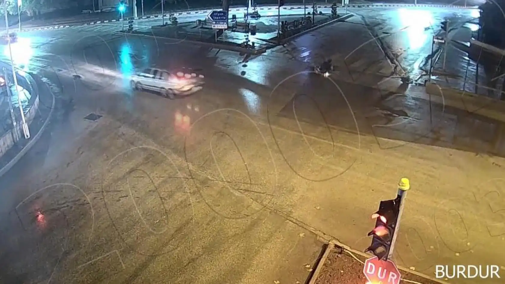 Direğe çarpan motosiklet sürücüsünün kaskı başından fırladı