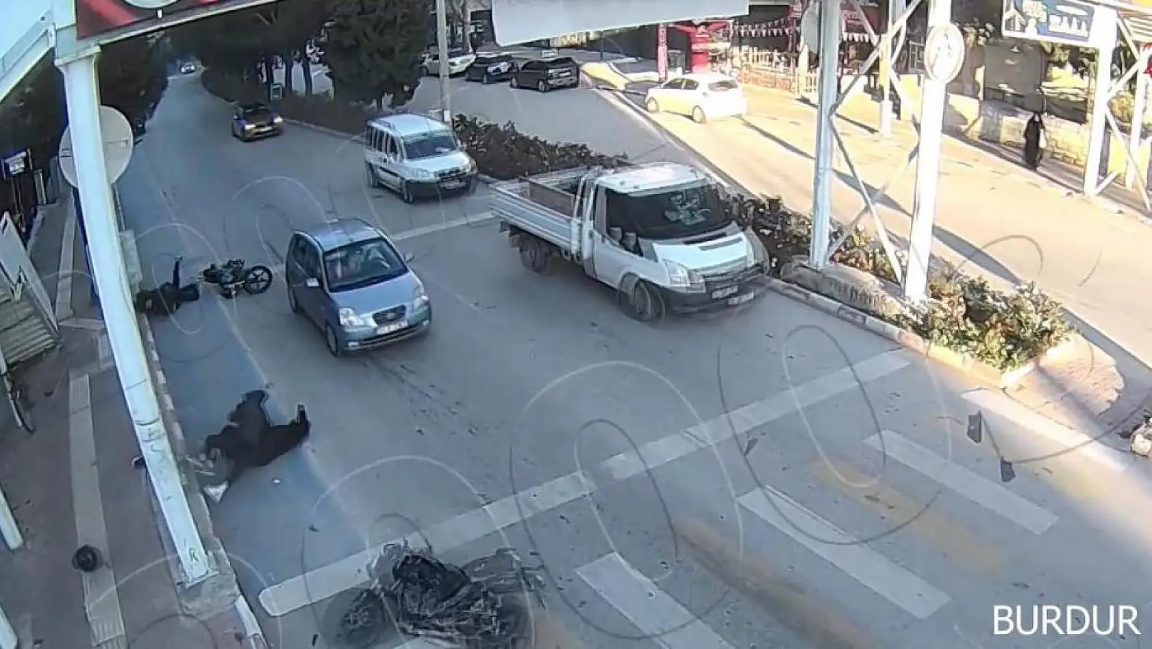 Direğe çarpan motosiklet sürücüsünün kaskı başından fırladı
