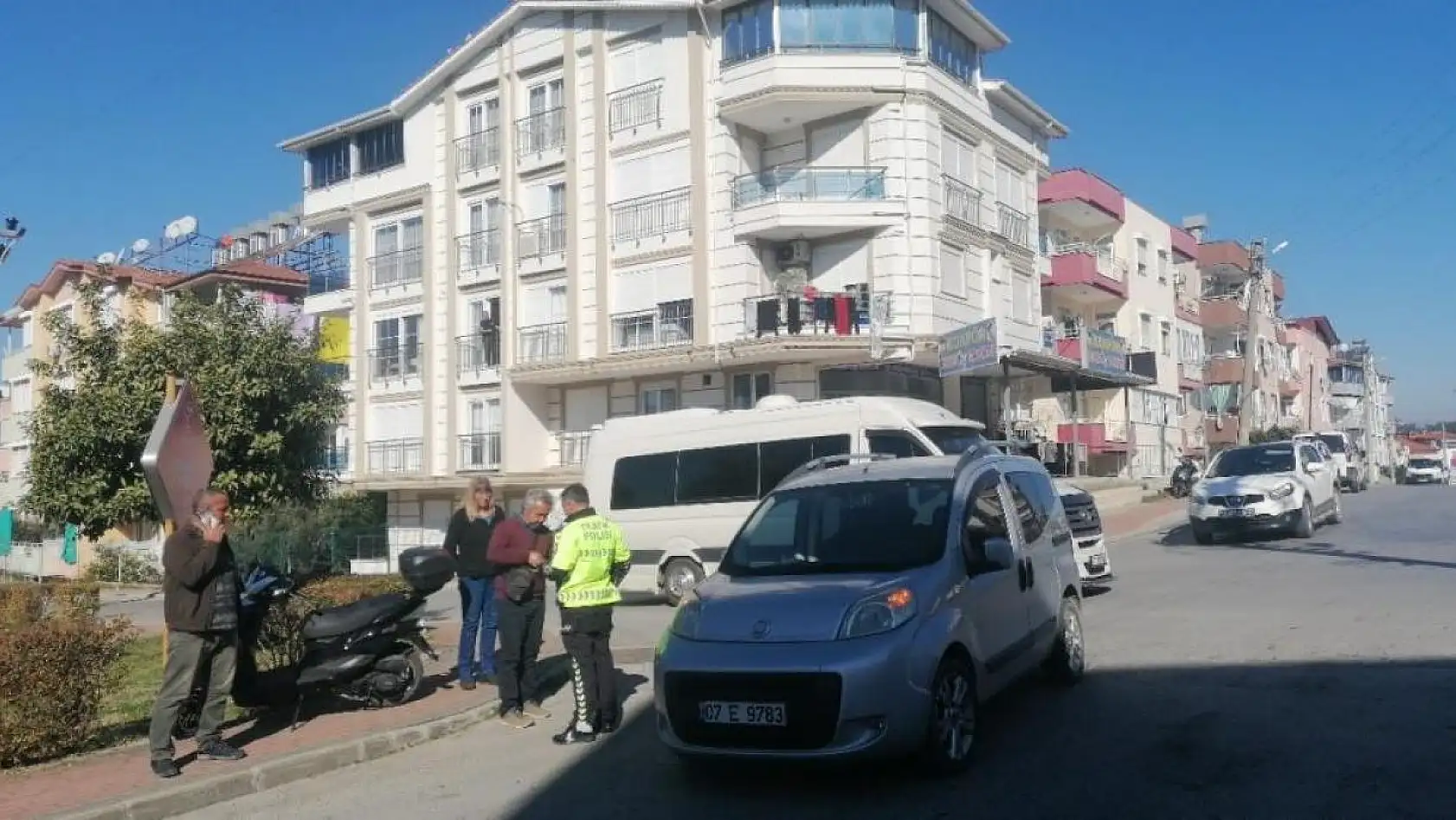 Hafif ticari araç ile motosiklet çarpıştı 2 yaralı