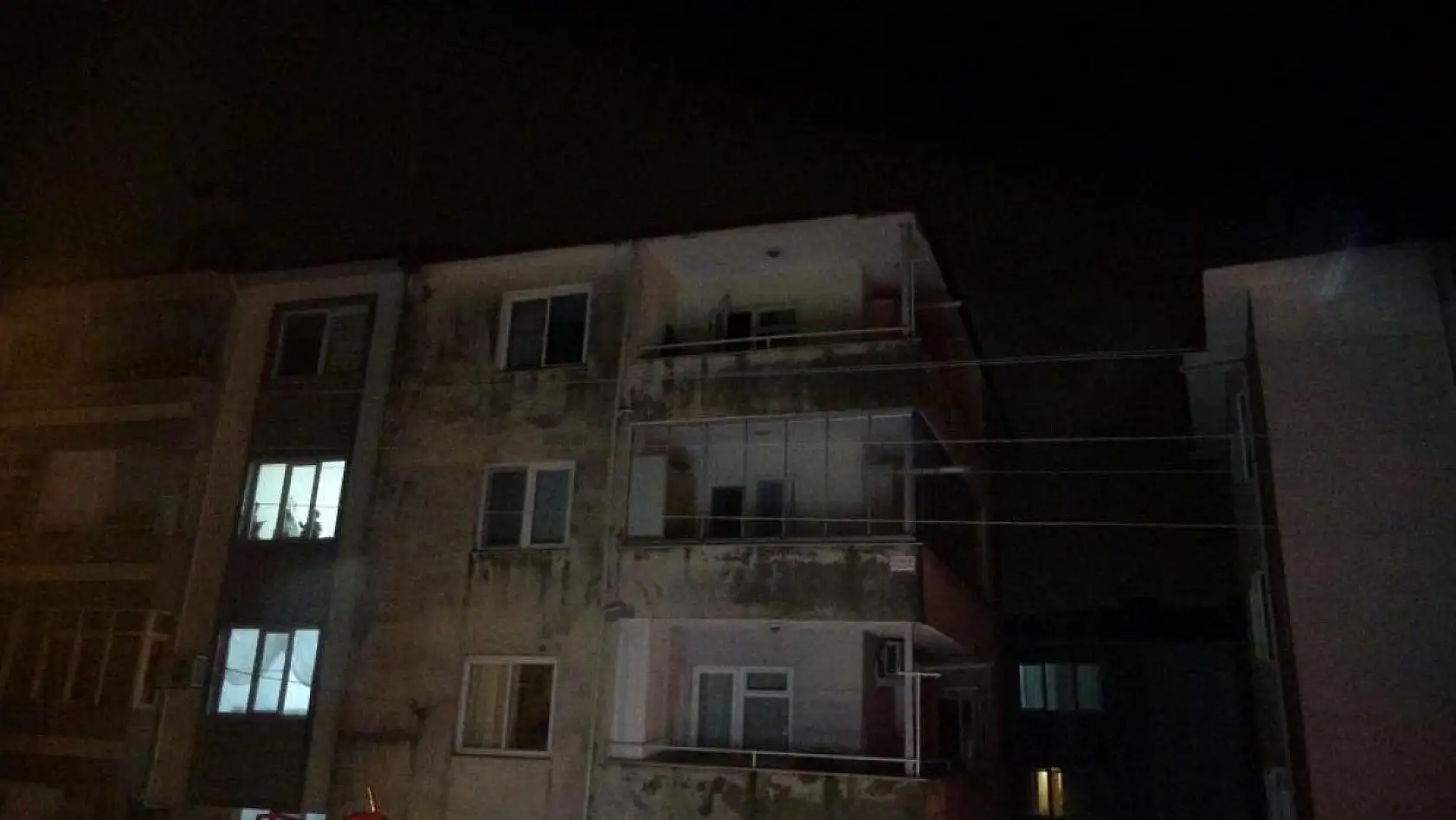 Evin çatısına yıldırım düştü! Çatı alevlere teslim oldu..