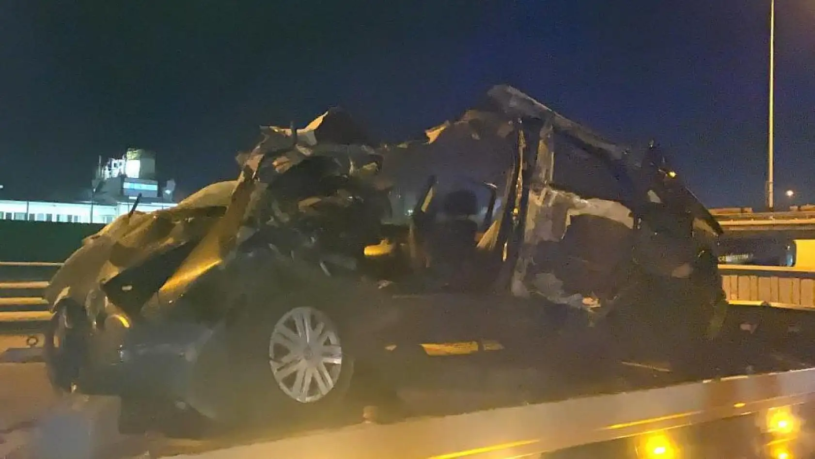 Tıra çarpan otomobil parçalandı! Ağır yaralılar var