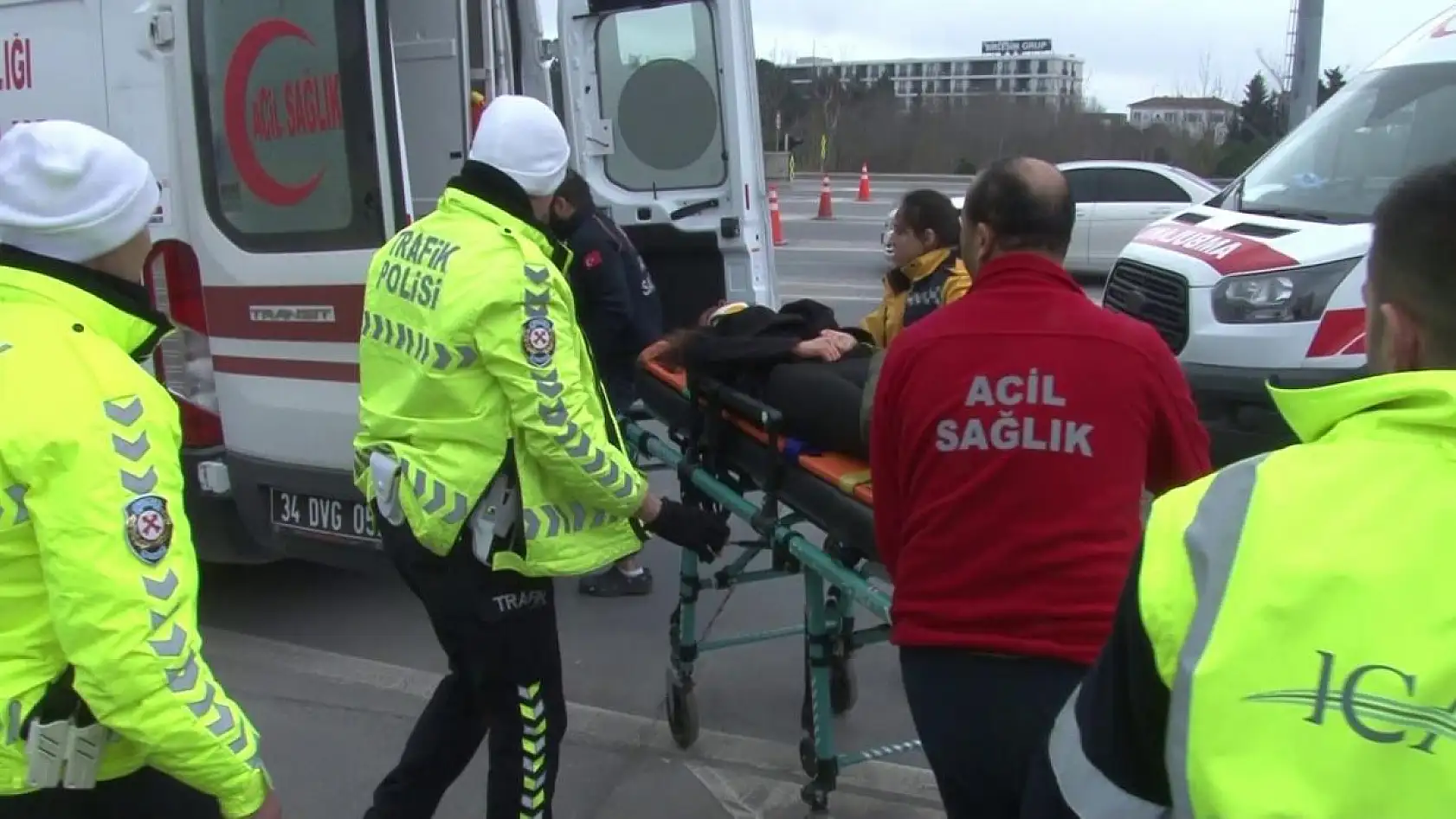 Ticari taksi gişeye çarptı: Feci kazada 2 ağır yaralı