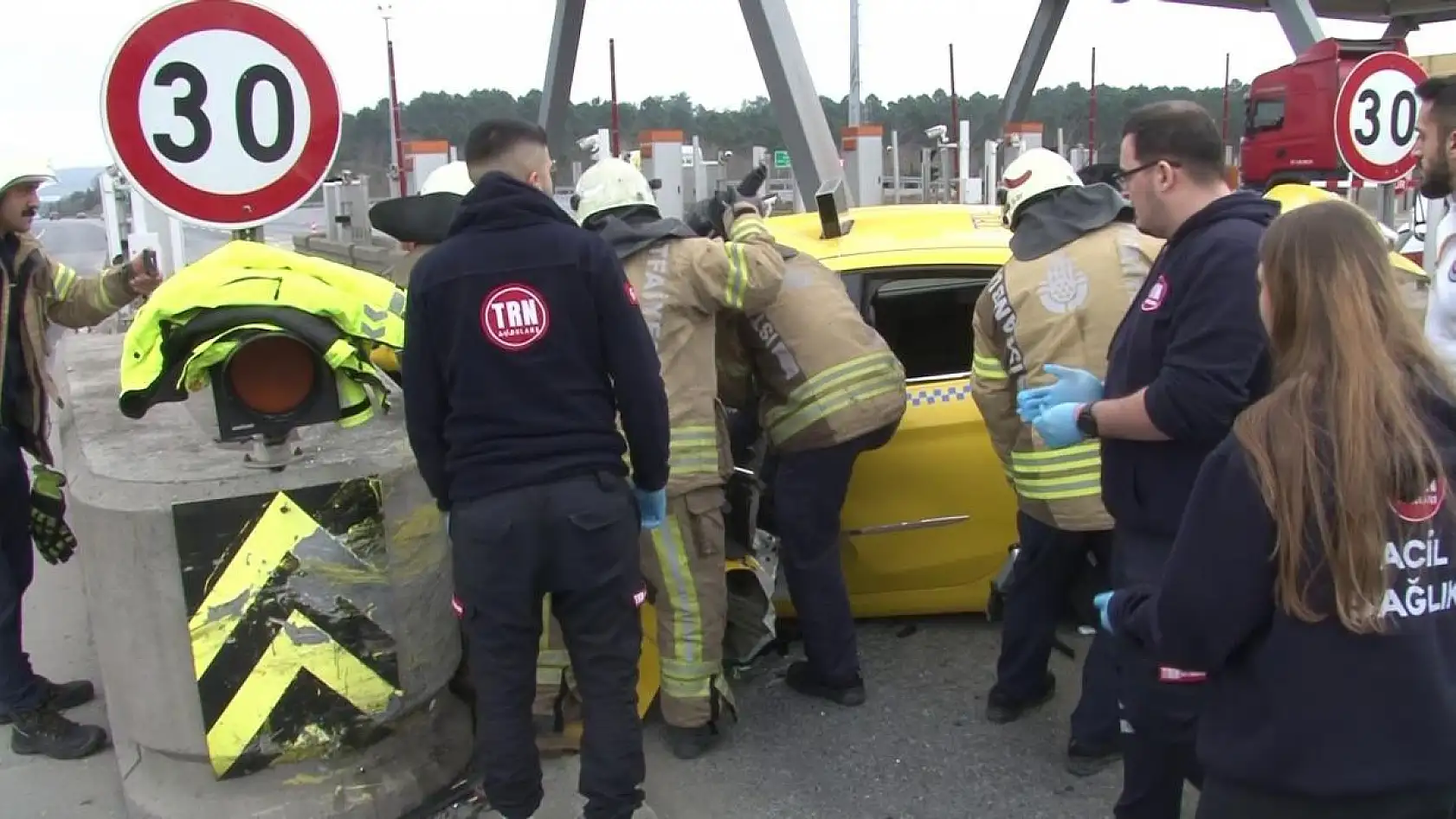 Ticari taksi gişeye çarptı: Feci kazada 2 ağır yaralı