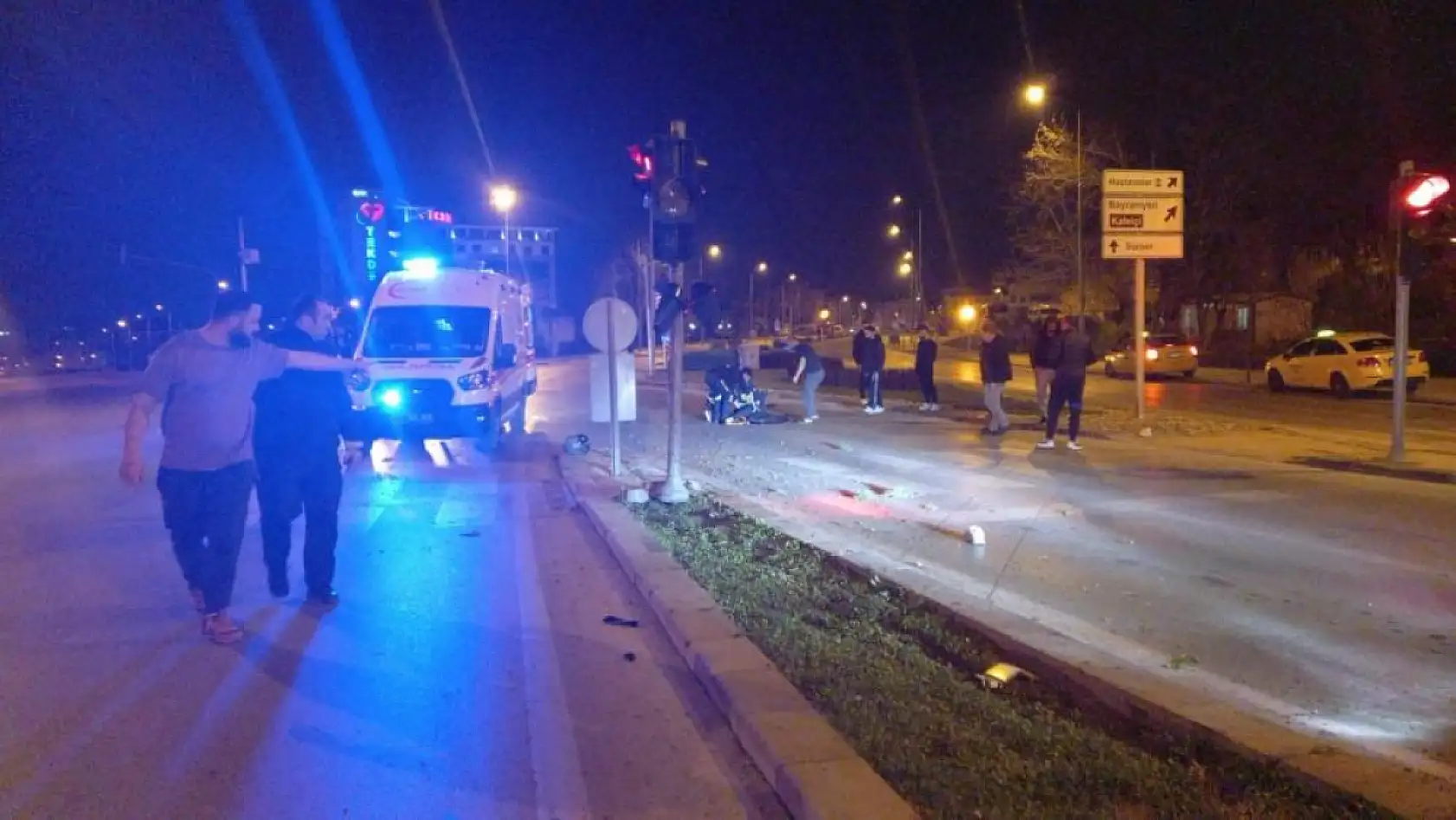 Motosikletle akrobatik hareketler yapan genç, trafik ışığına çarptı