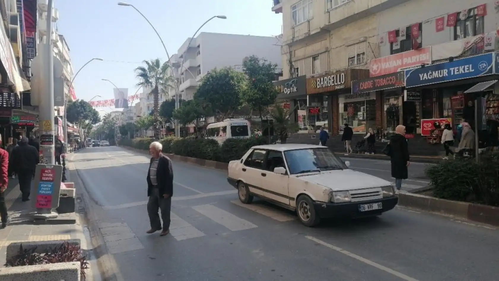 Yaya geçidinde 2 motosiklet çarpıştı