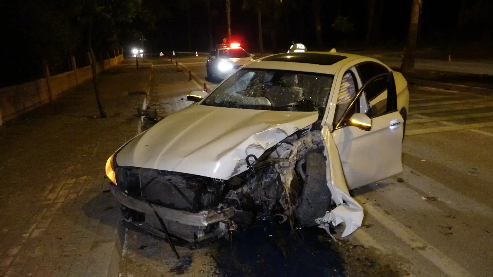 Palmiyeye çarpan lüks otomobil hurdaya döndü sürücüsü yaralandı
