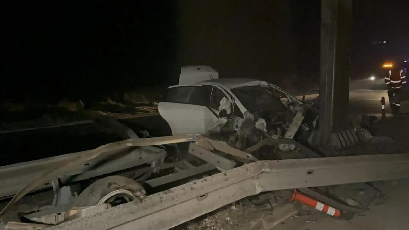 Feci kaza, direğe çarpan otomobilin sürücüsü hayatını kaybetti