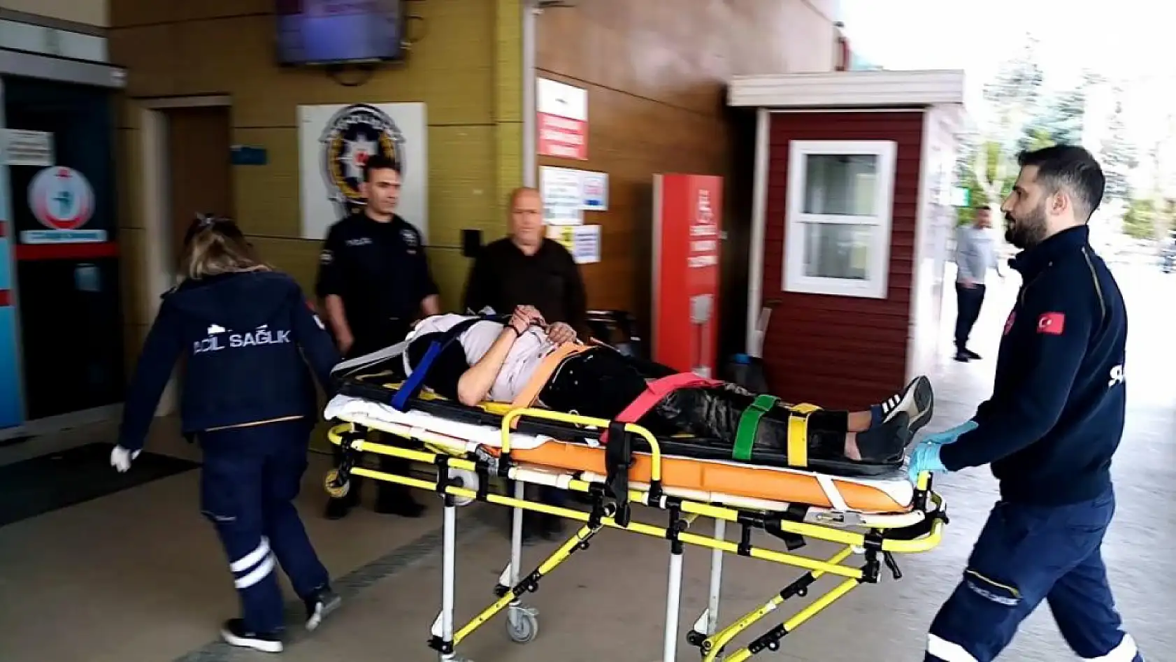 Ehliyetsiz motosiklet sürücüsü polisten kaçarken kaza yaptı, 2 yaralı