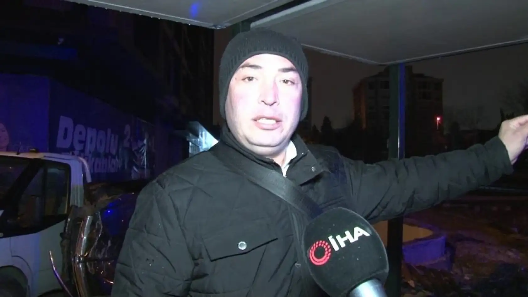 Otomobil, otobüs durağına çarparak takla attı