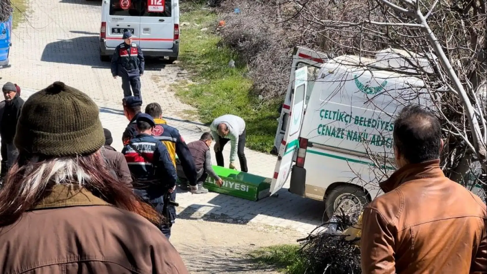Park halindeki aracın hareket etmesiyle sıkışan genç hayatını kaybetti