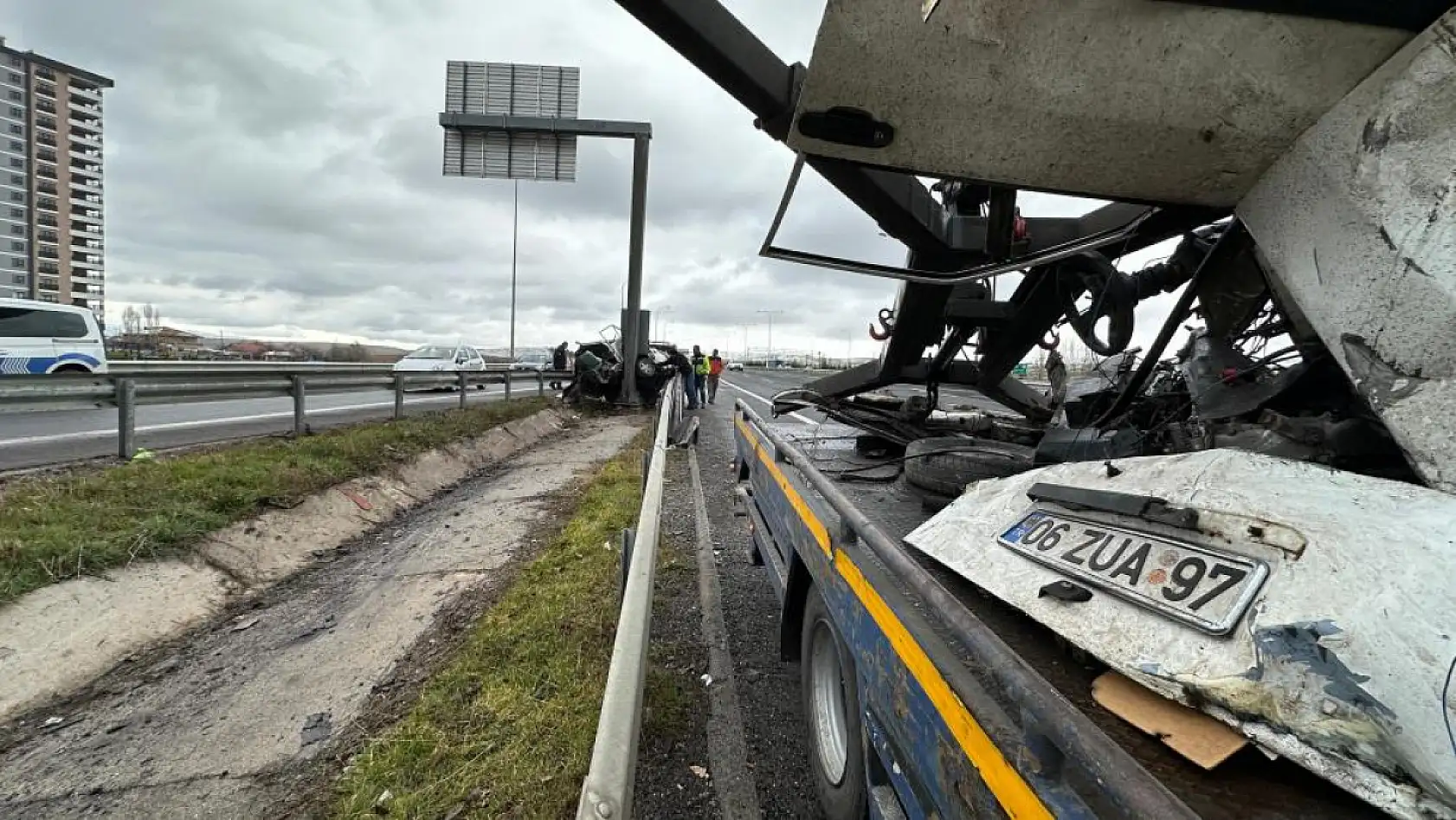 Yön levhasına çarpan otomobil ikiye ayrıldı