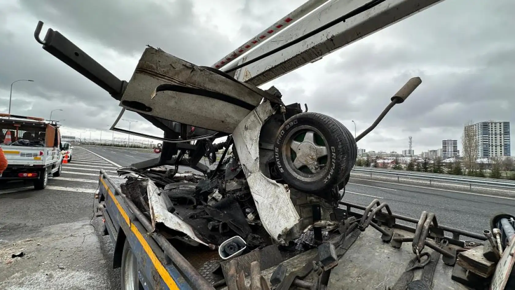 Yön levhasına çarpan otomobil ikiye ayrıldı