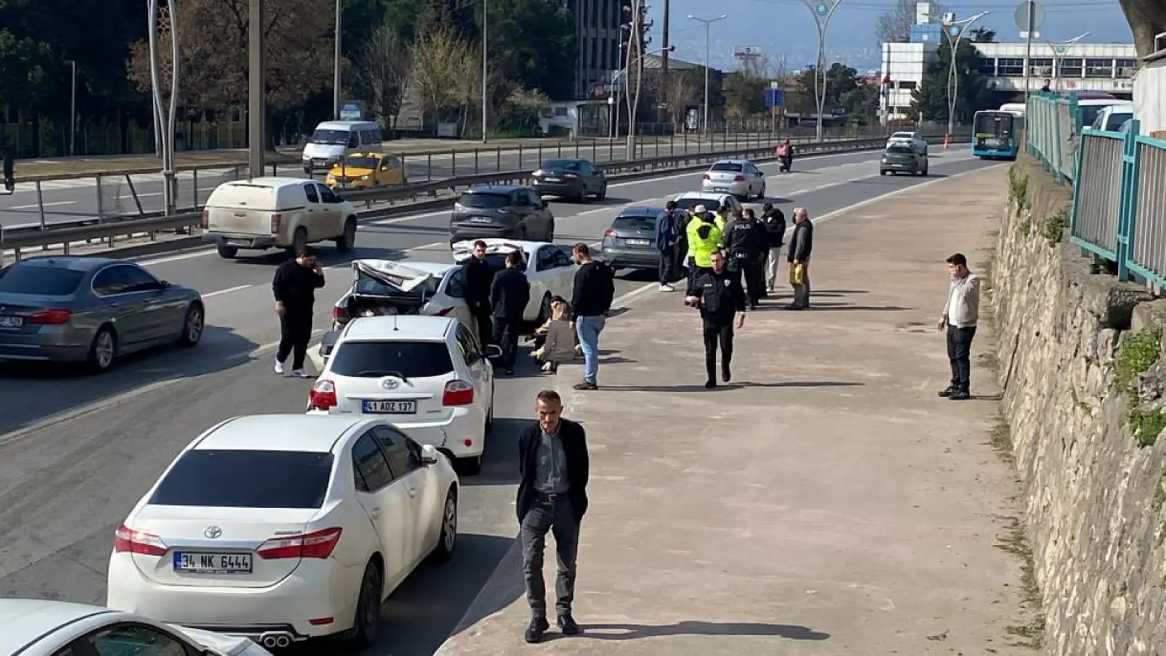 7 araç birbirine girdi çok sayıda yaralı var