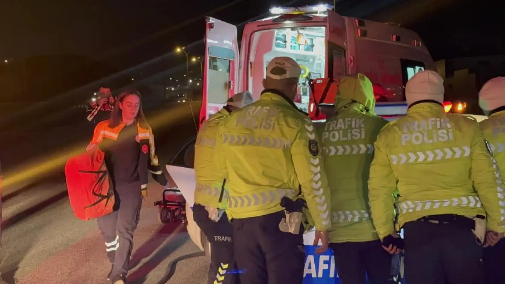 TEM'de polis aracı bariyere çarptı, 2 polis yaralı