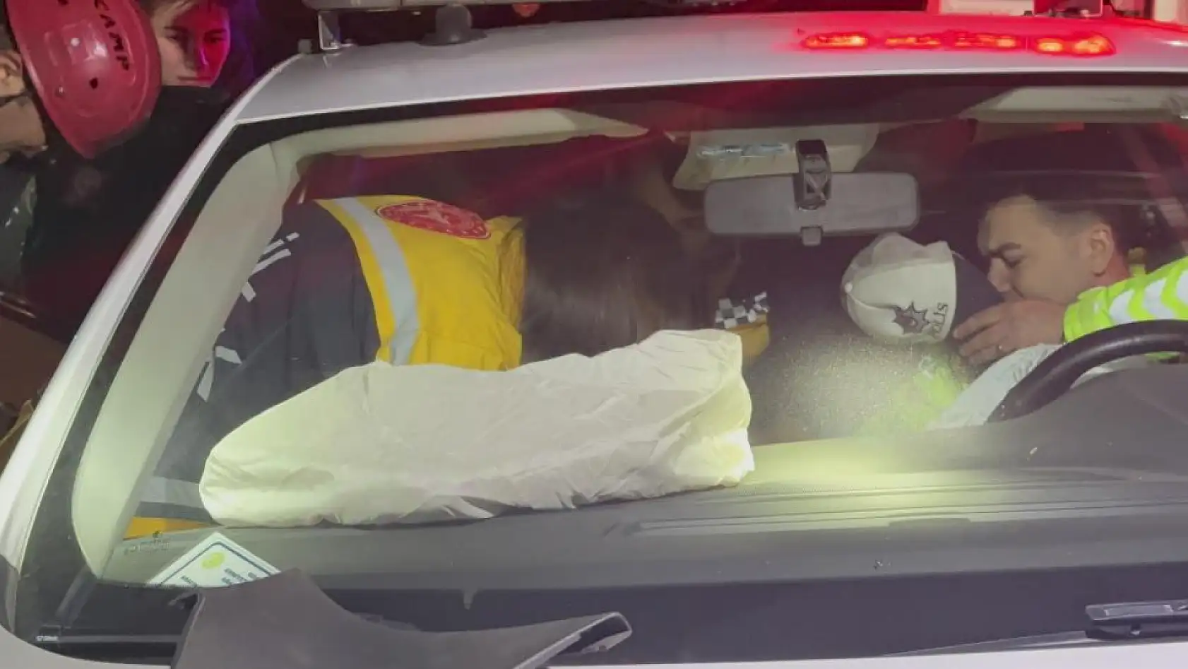 TEM'de polis aracı bariyere çarptı, 2 polis yaralı