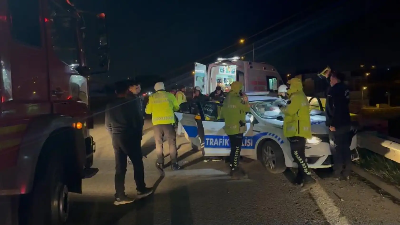 TEM'de polis aracı bariyere çarptı, 2 polis yaralı