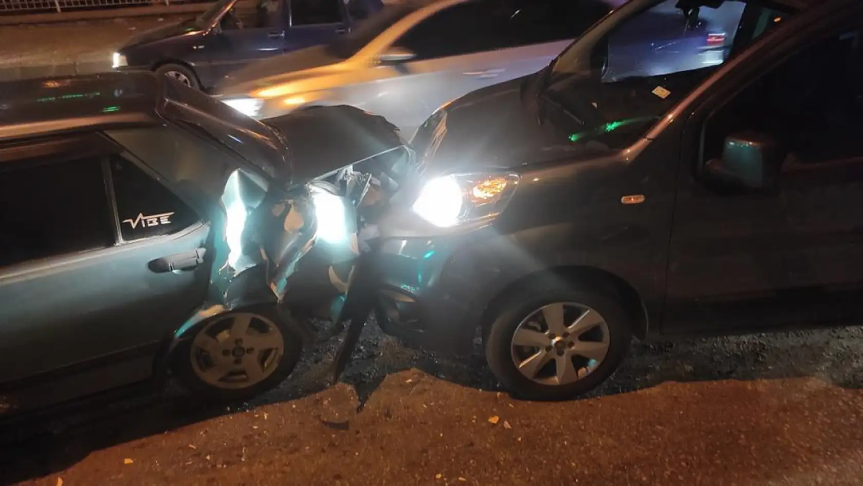 3 Araç Zincirleme Kazaya Karıştı