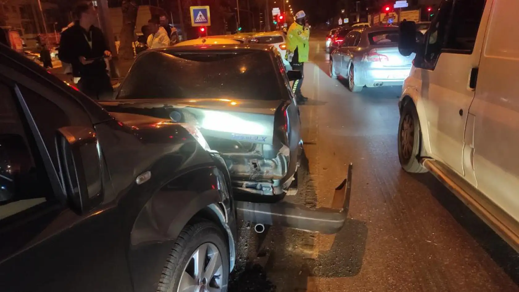 3 Araç Zincirleme Kazaya Karıştı