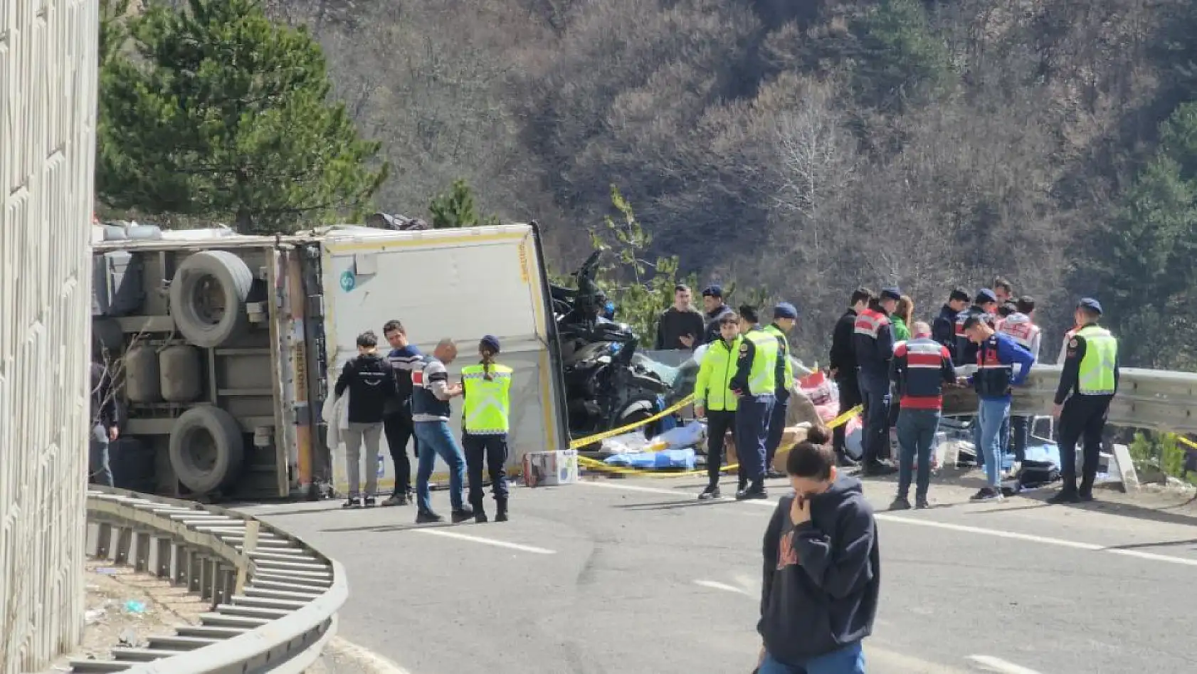 Tır otomobilin üzerine devrildi çok sayıda ölü ve yaralı var