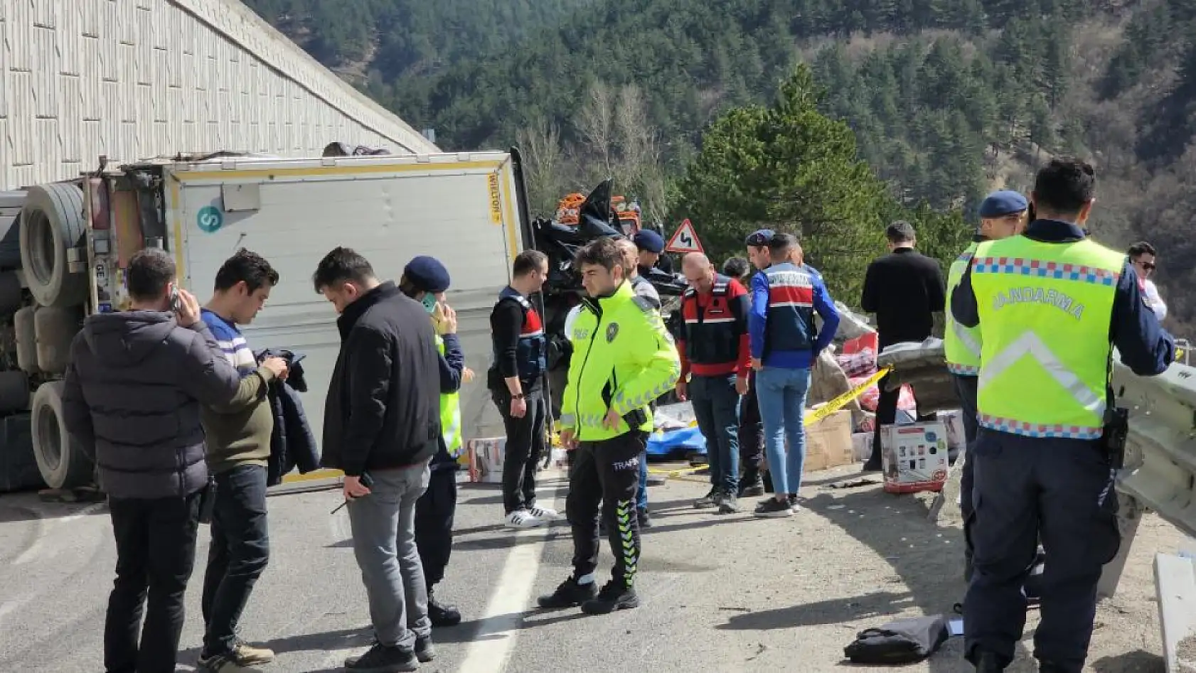 Tır otomobilin üzerine devrildi çok sayıda ölü ve yaralı var