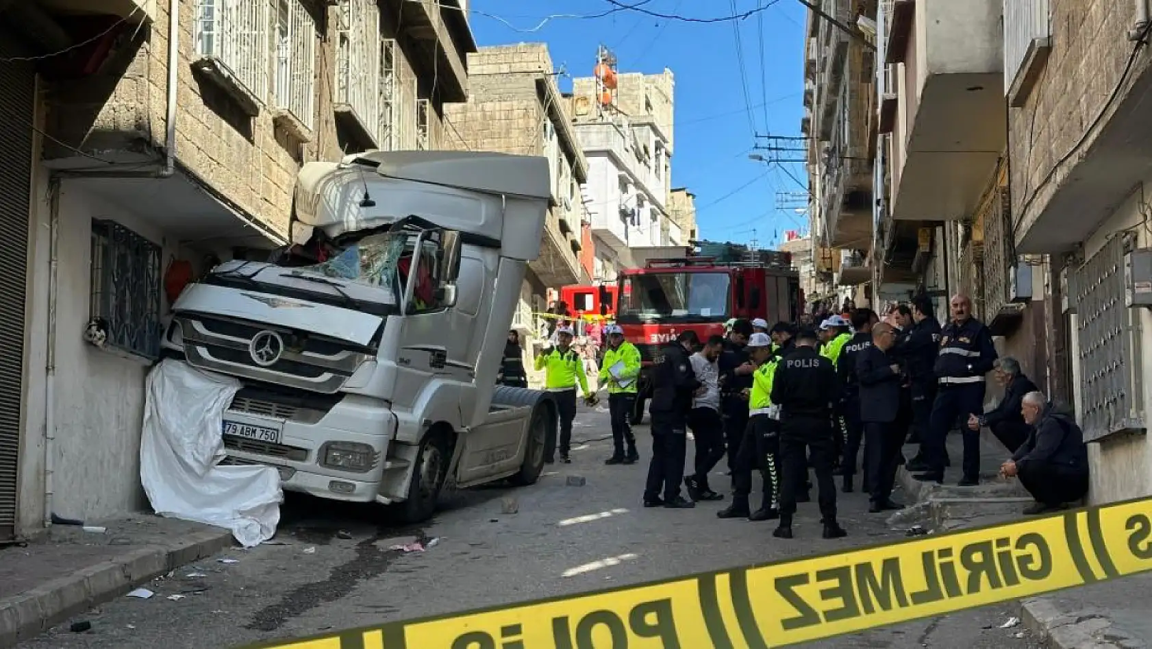 Freni boşalan tır kadını ezdi, kadın canından oldu