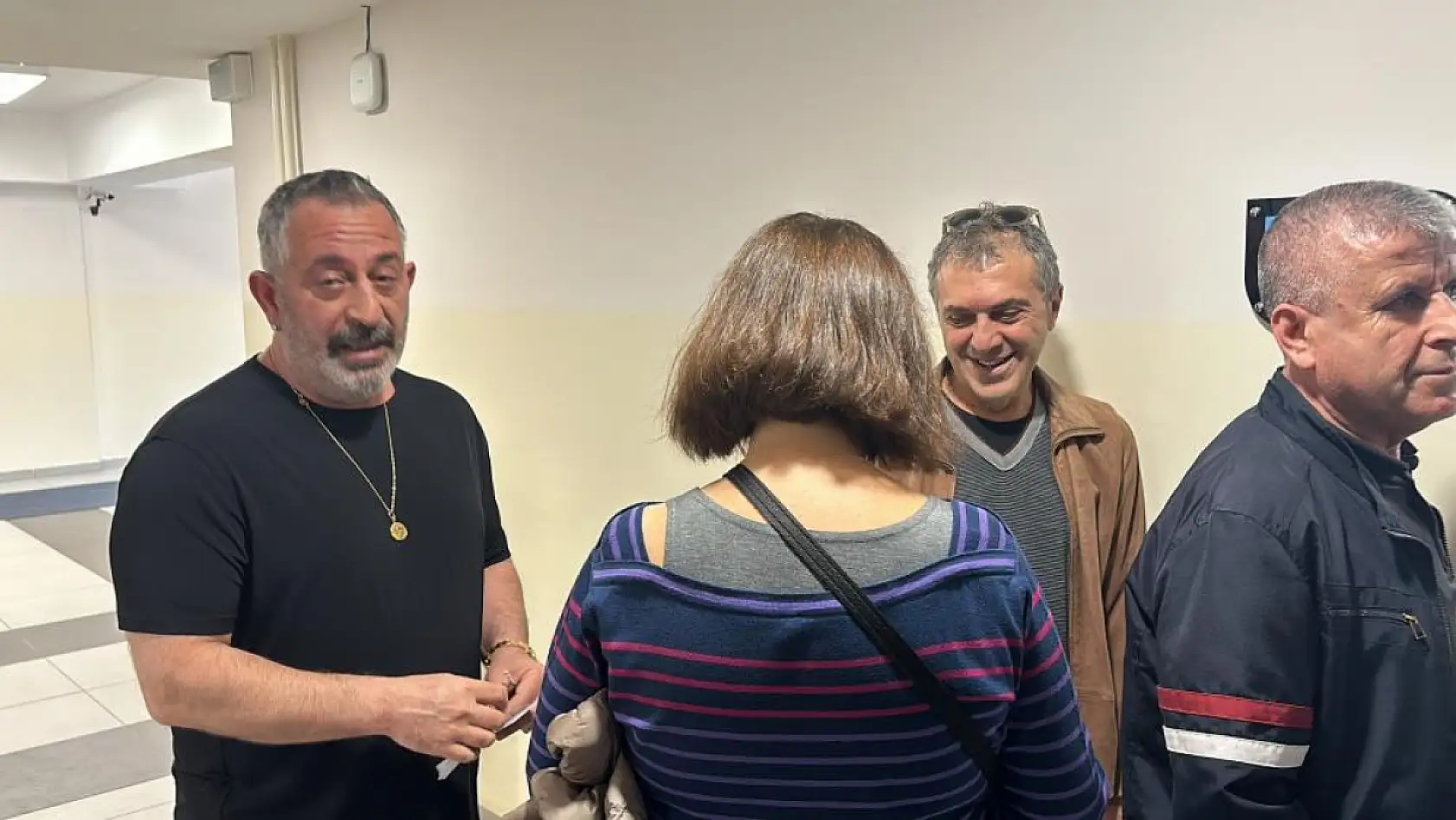 Oy kullanan Cem Yılmaz gülmekten kırdı geçirdi