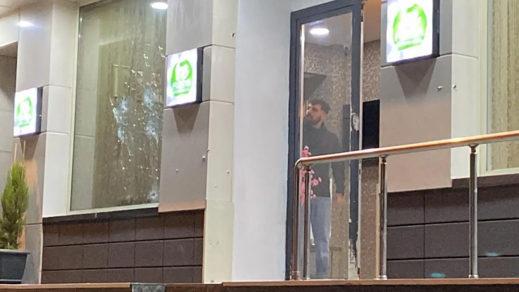 Uzun namlulu silahlarla oteli taradılar, kurşunlar yolcu dolu metrobüse isabet etti